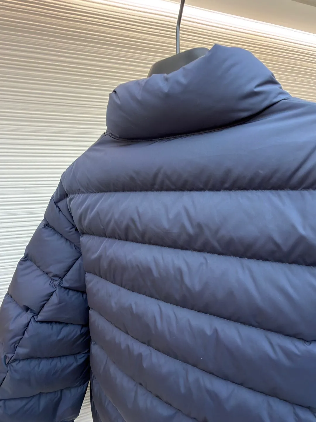 Ralph Lauren Ralph Lauren embroidered rib down jacket ●Original version: purchased and developed at 3340 ●Item number: 1682293-D15 ●Fabric: white duck down fabric ●Technology: mechanical down filling ●Color: navy blue ●Version: fitted version ●Weight: about 595 grams ●Size: S-M-L-XL ●Description: Nylon fabric has good windproof and waterproof properties, and can effectively block the intrusion of wind and rain from the outside Keeps the inside dry and suitable for wearing in humid or rainy conditions. The red label on the chest is made with an imported MECLO embroidery machine. The original pattern is scanned first, and then high-quality silk thread is used to make a pattern. The density effect is adjusted by continuous pattern making. The zipper design is simple and elegant. It is easy to operate; the closing design of the cuffs and hem effectively prevents cold wind from invading, improving the warmth and comfort of wearing. It uses 90 white duck down with a weight of 260g to ensure excellent thermal insulation performance. After the velvet has been strictly screened and processed, it is not easy to drill into the velvet, ensuring durability. The overall wiring is straight and delicate, the fabric is comfortable and soft, and the color is consistent without color difference. It can be matched with the same style to create a fashionable look and control various occasions. Customized accessories, complete with three standards, same style for men and women!